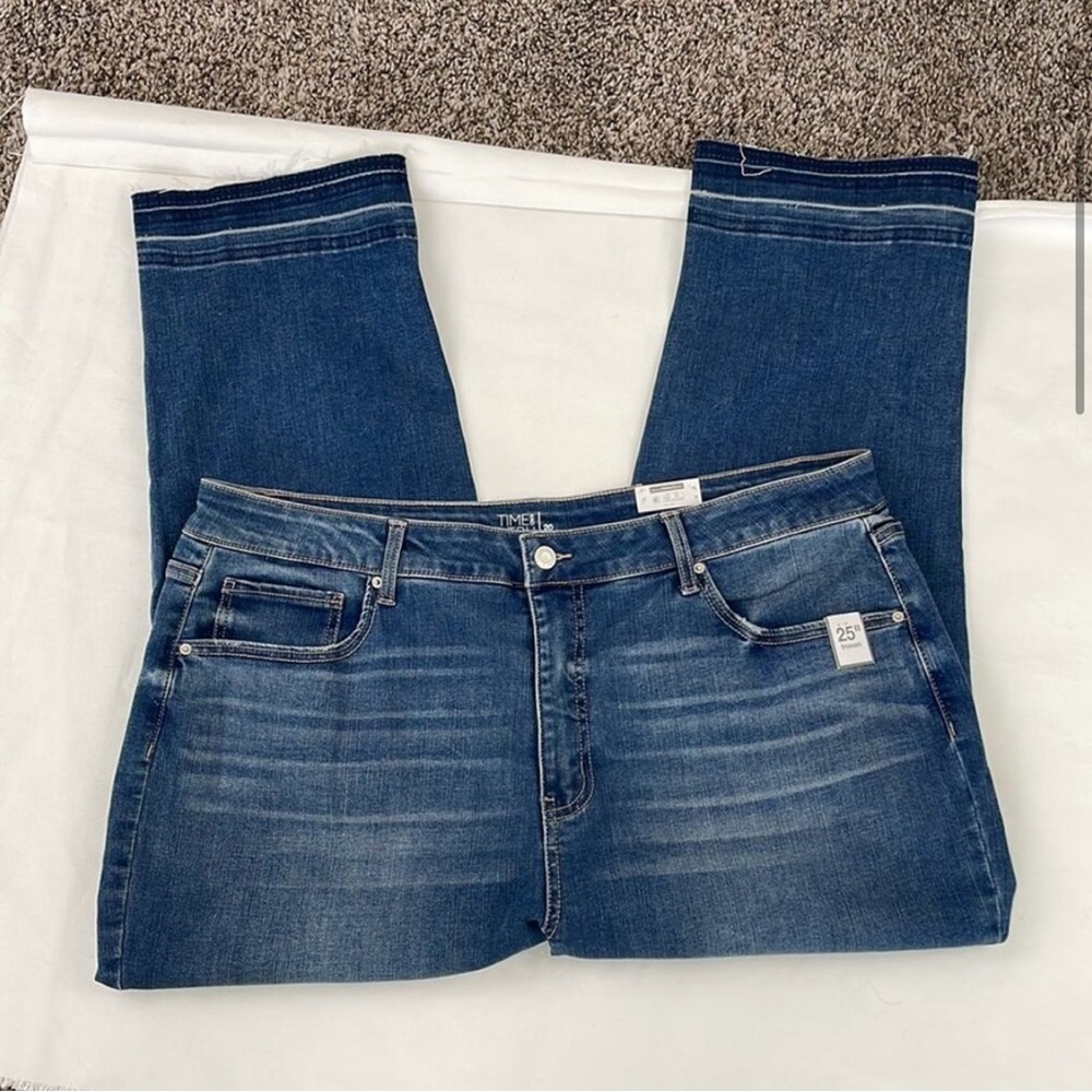NWT. TIME AND TRU Women's Straight Leg Crop Jeans. Raw, Frayed Hem. Size 20